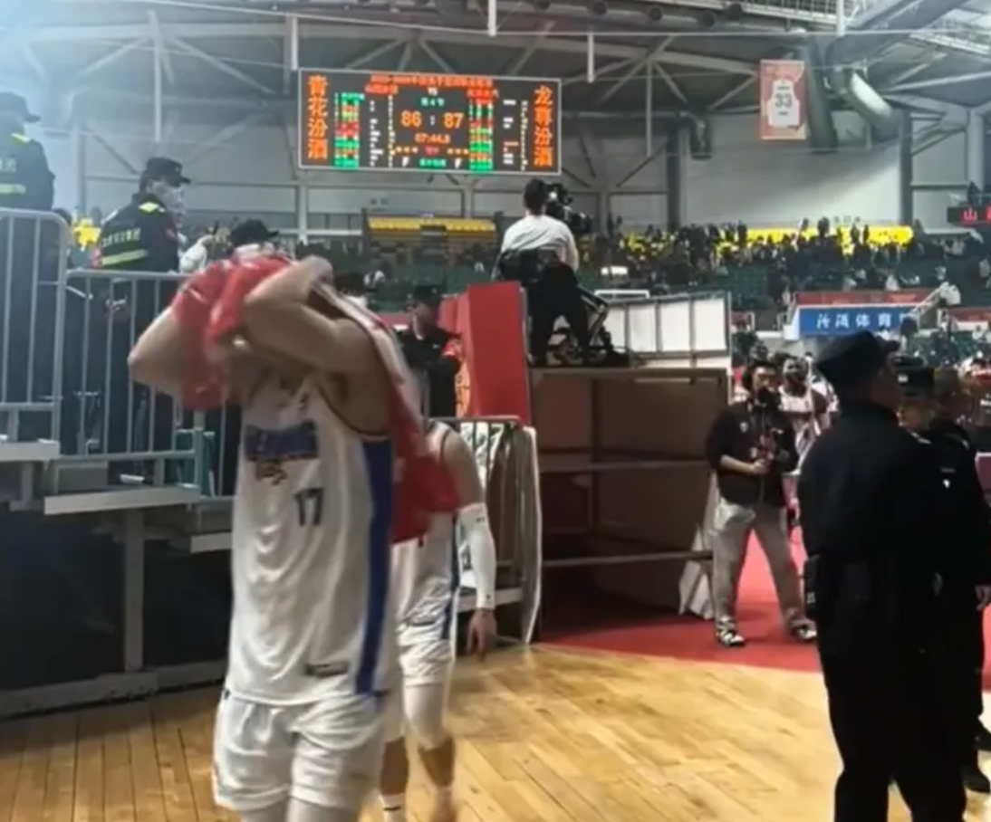 篮球直播-朝球员吐口水！山西球迷太猛了，令人大开眼界！