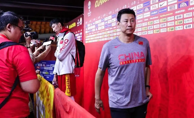 体育直播-杨毅评当年CBA假球：李春江被上海队球员做掉，李楠成为牺牲品